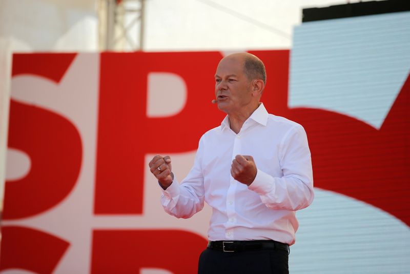 &copy; Reuters. FILE PHOTO: SPD Chancellor candidate Olaf Scholz speaks during an event to kick off his campaign, in Bochum, Germany, August 14, 2021. REUTERS/Leon Kuegeler