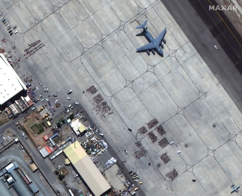 &copy; Reuters. صورة التقطت من الجو لمدرج مطار كابول  في أفغانستان يوم الإثنين. صورة لرويترز التقطت بالأقمار الصناعية