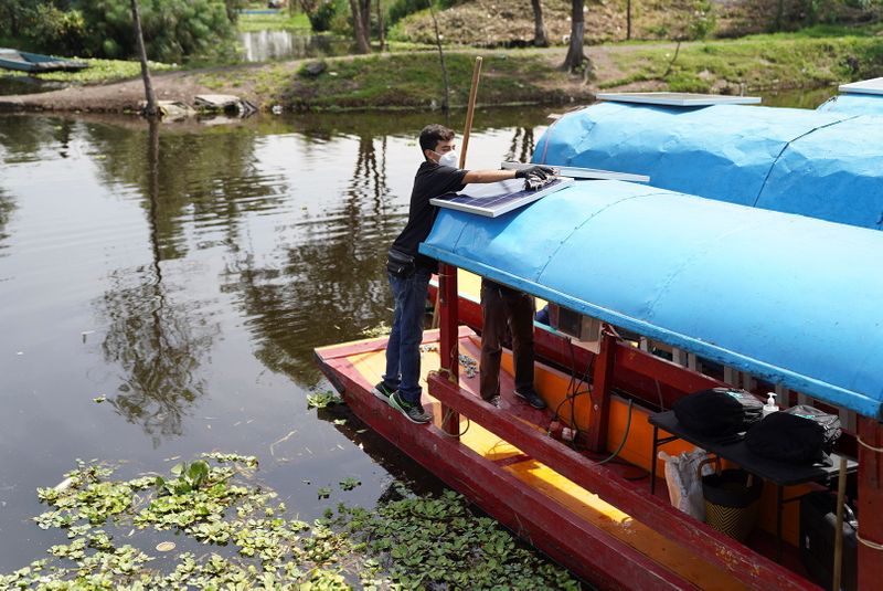 &copy; Reuters. Cientistas mexicanos implantam nanotecnologia para limpar canais de Xochimilco, na Cidade do México, México 
20/08/2021 REUTERS/Toya Sarno Jordan