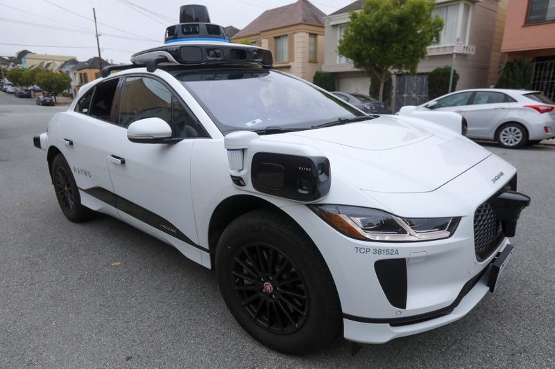 © Reuters. A Waymo Jaguar I-Pace SUV is seen driving on a road in San Francisco, California, U.S. on August 20, 2021. Picture taken August 20, 2021. REUTERS/Nathan Frandino