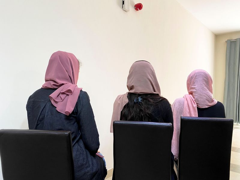 &copy; Reuters. Imagen de archivo de tres estudiantes universitarias jóvenes afganas que huyeron de su país posando para una foto, ocultando su identidad debido a preocupaciones sobre la seguridad de sus familias en Afganistán, en un recinto residencial en Doha, Qatar