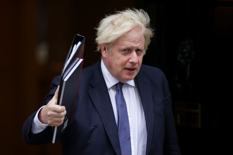 &copy; Reuters. رئيس الوزراء البريطاني بوريس جونسون خارج مقر الحكومة في لندن يوم 18 أغسطس اب 2021. تصوير: هانا مكاي - رويترز.