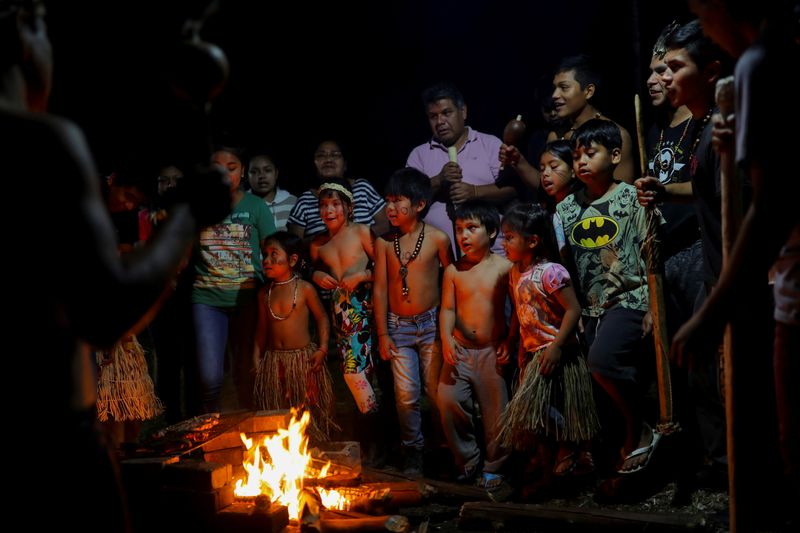 &copy; Reuters. Indígenas xokleng cantam em volta de fogueira em sua terra indígena em José Boiteux, Santa Catarina
17/08/2021 REUTERS/Amanda Perobelli