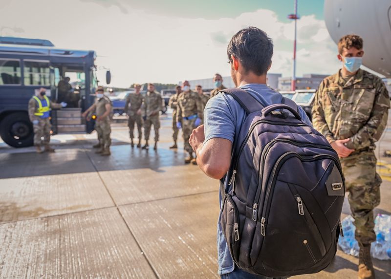 &copy; Reuters. Un evacuado de Afganistán camina hacia un autobús de transporte después de aterrizar en la Base Aérea de Ramstein, Alemania, 22 agosto 2021.
U.S. Air Force/Senior Airman Jan K. Valle/Handout via REUTERS 