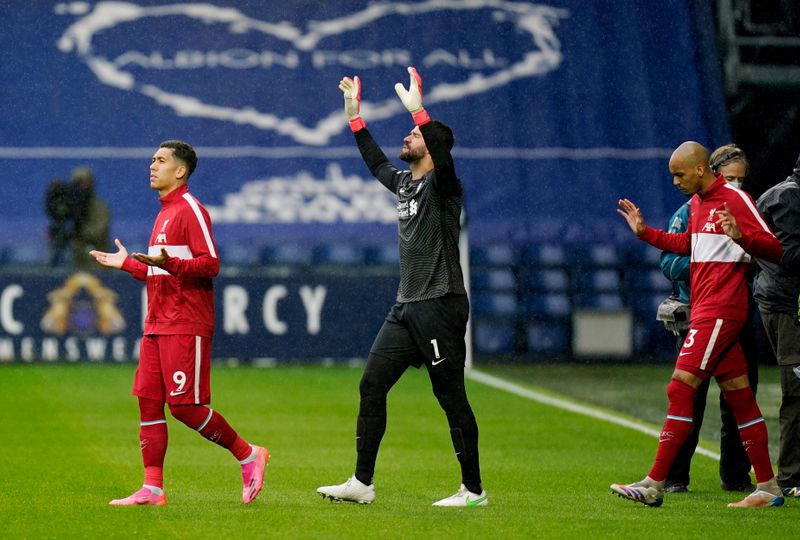 &copy; Reuters. Roberto Firmino, Alisson e Fabinho entram em campo antes de partida do Liverpool contra o West Bromwich Albion pelo Campeonato Inglês
16/05/2021 Pool via REUTERS/Tim Keeton