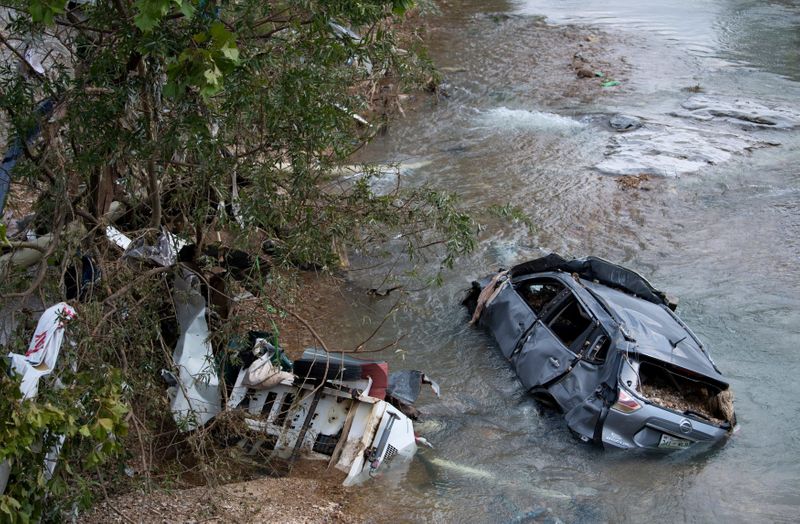 © Reuters. A flooded car and debris are seen after flooding in Trace Creek, Waverly, Tennessee, U.S., August 23, 2021. George Walker IV/The Tennessean/USA Today via REUTERS  