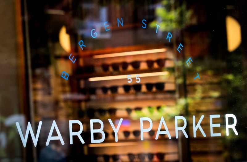 &copy; Reuters. A sign is seen on the door of a Warby Parker store in Brooklyn, New York, U.S., June 24, 2021.  REUTERS/Brendan McDermid