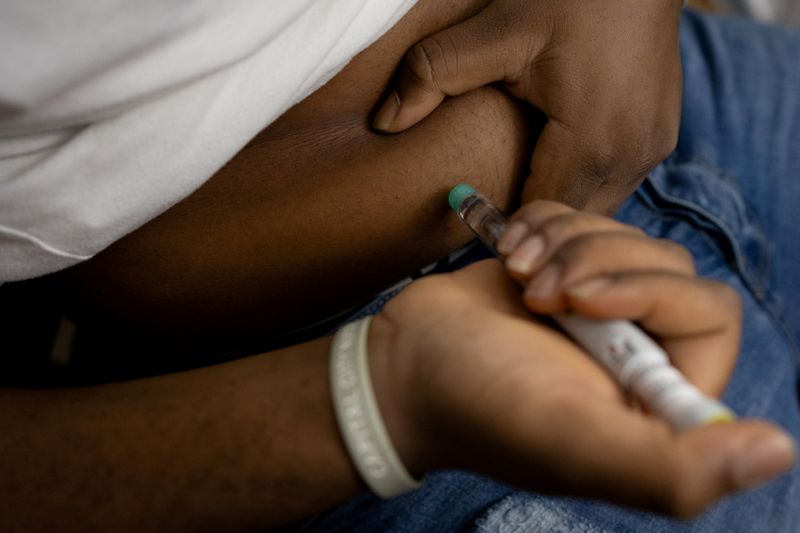 &copy; Reuters. FOTO DE ARCHIVO: Adedotun Adebayo (15), paciente con diabetes tipo 2, se inyecta insulina antes de cenar en su casa en Glenarden, Maryland, EEUU. 15 de julio de 2021. REUTERS/Hannah Beier