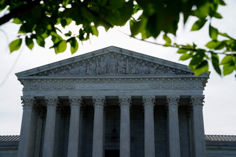 &copy; Reuters. FILE PHOTO: The sun rises behind the U.S. Supreme Court in Washington, U.S., June 1, 2021. REUTERS/Erin Scott/File Photo/File Photo