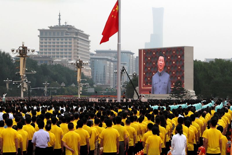 &copy; Reuters.     中国は、国内の若者の間に「マルクス主義の信念」を確立するため、「習近平思想」を国家の教育課程に取り入れる方針。写真は中国共産党創立100周年記念式典の模様、巨大スクリーン