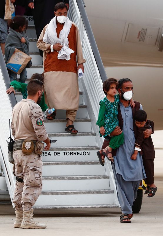 &copy; Reuters. مدنيون أفغان تم إجلاؤهم من كابول يصلون إلى قاعدة توريخون الجوية في توريخون دي أردوز  على مشارف العاصمة الاسبانية مدريد يوم الثلاثاء. تصوير:ر