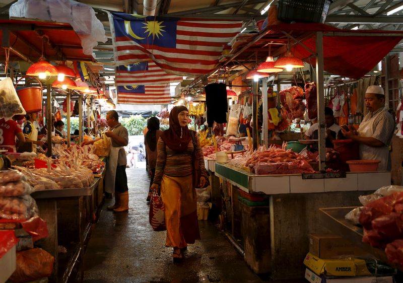 &copy; Reuters. FILE PHOTO: A woman shops in a wet market in Kuala Lumpur, Malaysia, February 18, 2016. REUTERS/Olivia Harris