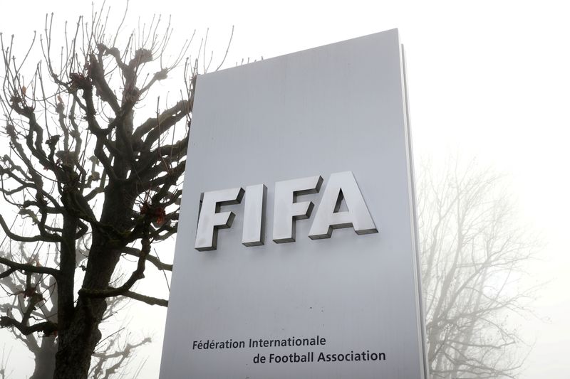 © Reuters. FILE PHOTO: Logo de la FIFA en las centrales en Zurich, Suiza, 18 de noviembre del 2020. REUTERS/Arnd Wiegmann