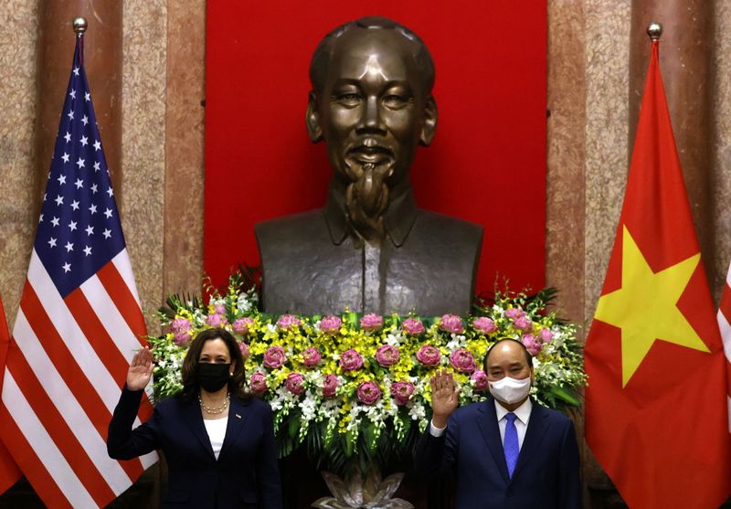 &copy; Reuters. 　８月２５日、ベトナムを訪問中のハリス米副大統領（写真左）は、中国に対する圧力を拡大し、南シナ海における「いじめ行為に対抗」する必要があるとの認識を示した。写真右はベトナ