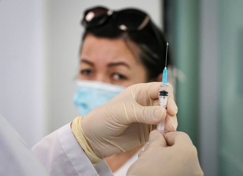 © Reuters. A healthcare worker prepares a dose of Sputnik V (Gam-COVID-Vac) vaccine against the coronavirus disease (COVID-19) in Moscow, Russia July 15, 2021. REUTERS/Tatyana Makeyeva