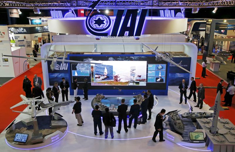 &copy; Reuters. FILE PHOTO: Visitors watch a demonstration at the Israel Aerospace Industries (IAI) booth in the IMDEX Asia maritime defence exhibition in Singapore May 19, 2015. REUTERS/Edgar Su
