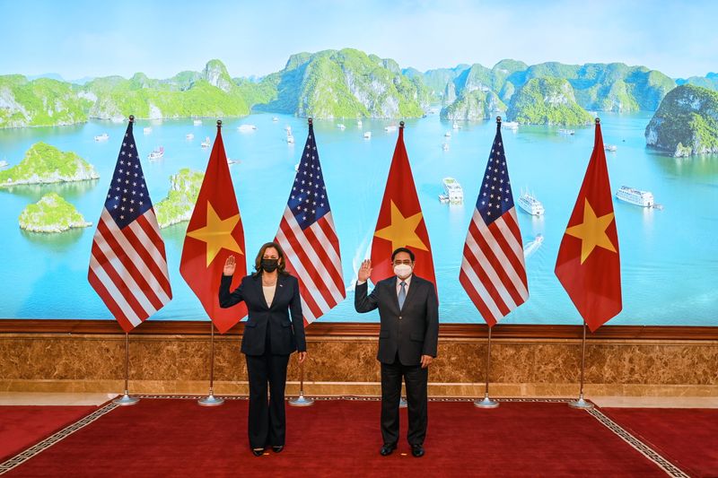 &copy; Reuters. كاملا هاريس نائبة الرئيس الأمريكي مع رئيس الوزراء الفيتنامي فام مينه تشينه خلال صورة التقطت في هانوي يوم الأربعاء. صورة حصلت عليها رويترز م