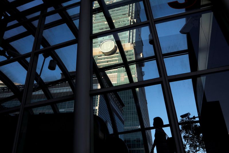 &copy; Reuters. FILE PHOTO: A woman walks under Taiwan's landmark building Taipei 101 in Taipei, Taiwan July 27, 2017. REUTERS/Tyrone Siu