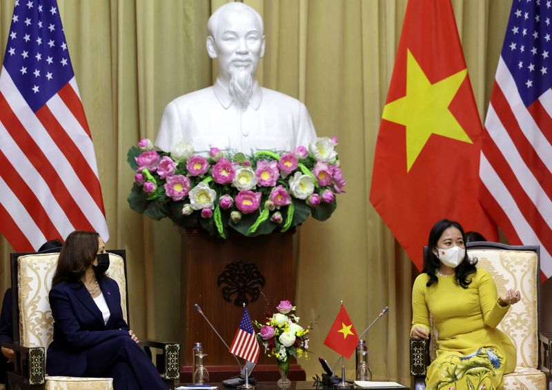 &copy; Reuters. La vicepresidenta de Estados Unidos, Kamala Harris, habla con la vicepresidenta de Vietnam, Vo Thi Anh Xuan, en el Salón Dorado del Palacio Presidencial, en Hanói, Vietnam, 25 de agosto de 2021. REUTERS/Evelyn Hockstein/Pool  