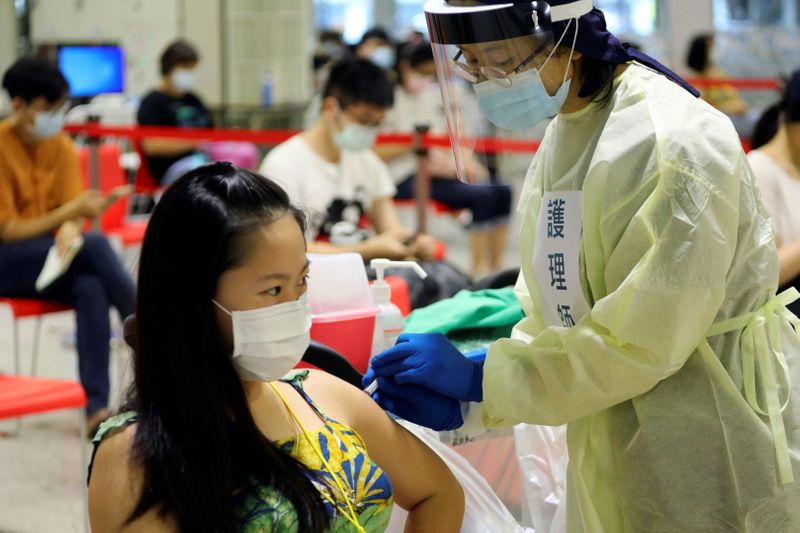 &copy; Reuters. 　８月２５日、台湾当局は新型コロナウイルスの市中感染が５月９日以来初めてゼロになったと発表した。ワクチン接種の様子、台北で２３日撮影（２０２１年　ロイター／Annabelle Chih）