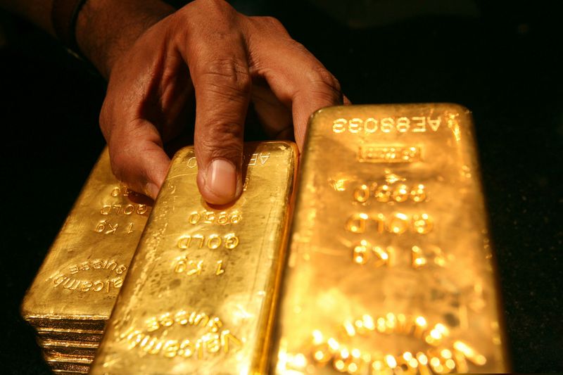 الذهب يهبط 1% مع ارتفاع الدولار والسوق تترقب مؤتمر جاكسون هول