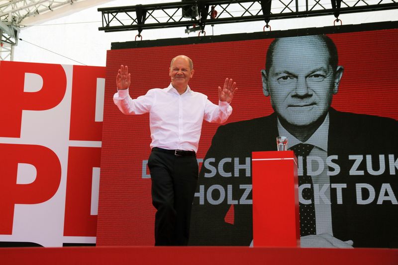 &copy; Reuters. SPD Chancellor candidate Olaf Scholz gestures during an event to kick off his campaign, in Bochum, Germany, August 14, 2021. REUTERS/Leon Kuegeler