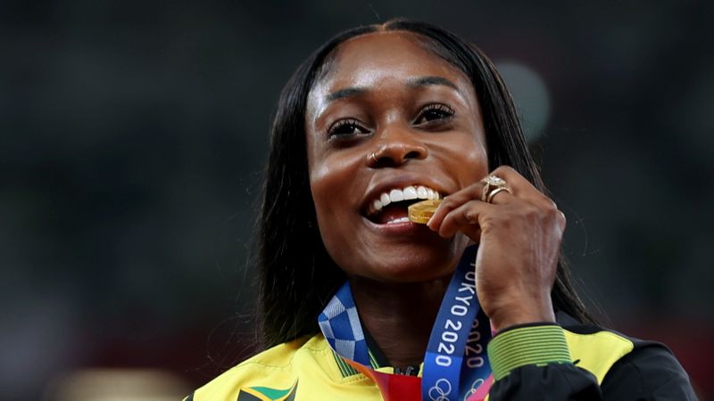 &copy; Reuters. إيلين طومسون-هيرا تحتفل بحصولها على الميدالية الذهبية في سباق 200 متر على منصة التتويج في أولمبياد طوكيو يوم الرابع من أغسطس آب 2021. صورة لرويت