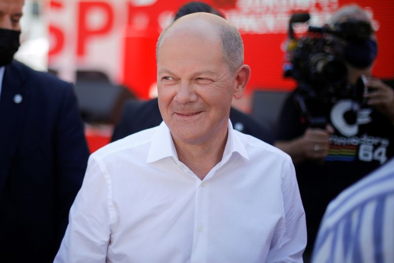 &copy; Reuters. FILE PHOTO: SPD Chancellor candidate Olaf Scholz looks on after an event to kick off his campaign, in Bochum, Germany, August 14, 2021. REUTERS/Leon Kuegeler/Pool