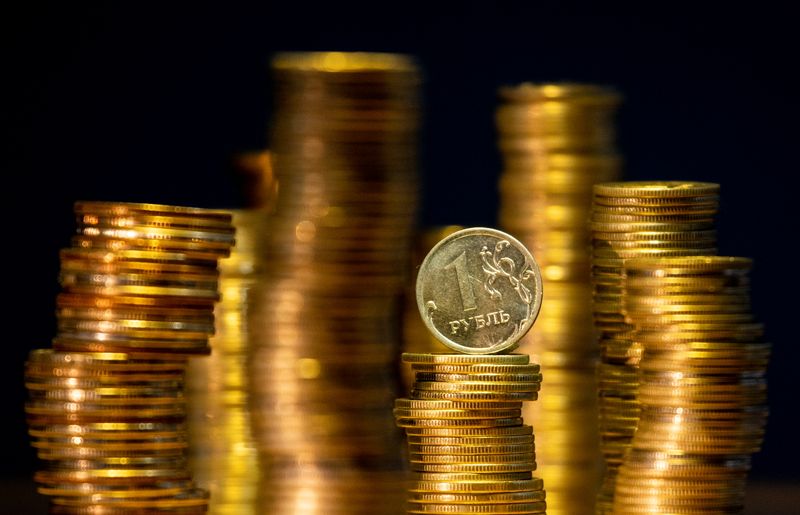 &copy; Reuters. A view shows Russian rouble coins in this illustration picture taken March 25, 2021. REUTERS/Maxim Shemetov/Illustration