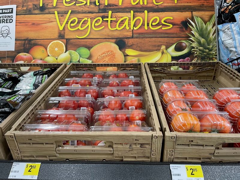 &copy; Reuters. Boxes of tomatoes are seen in a fresh food aisle at a Dollar General store in Norridge, Chicago, U.S., August 24, 2021. Picture taken August 24, 2021.  REUTERS/Richa Naidu