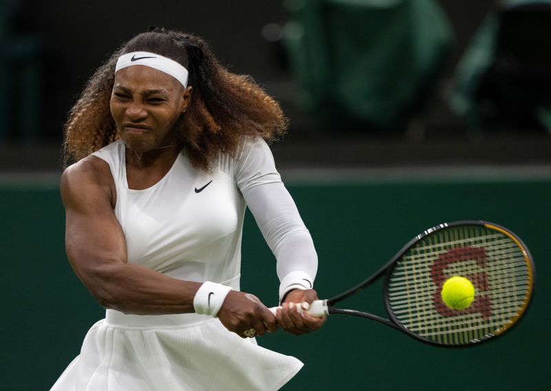 &copy; Reuters. FOTO DE ARCHIVO: Serena Williams de Estados Unidos en acción durante su partido de primera ronda contra la bielorrusa Aliaksandra Sasnovich Londres, Reino Unido, el 29 de junio de 2021. Pool vía REUTERS/Jed Leicester