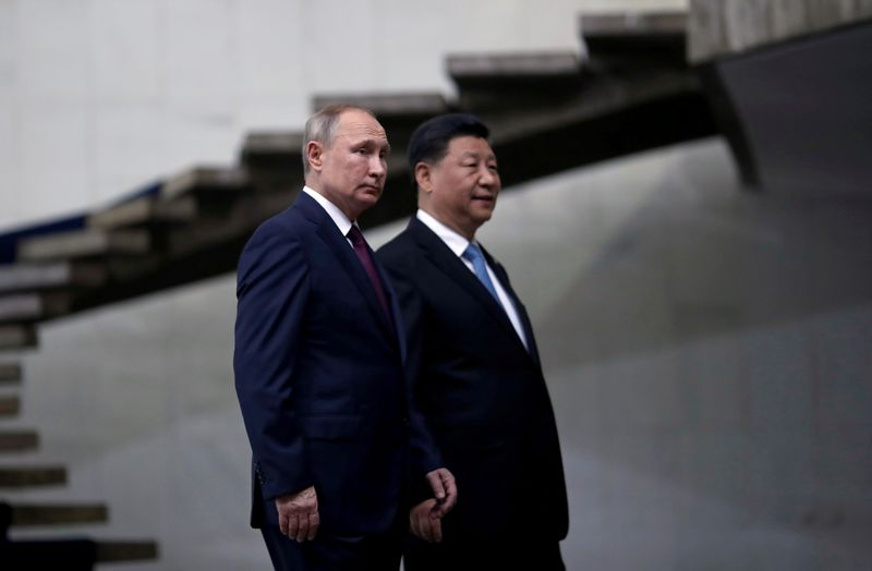 &copy; Reuters. FILE PHOTO: Russia's President Vladimir Putin and China's Xi Jinping walk down the stairs as they arrive for a BRICS summit in Brasilia, Brazil November 14, 2019. REUTERS/Ueslei Marcelino/File Photo
