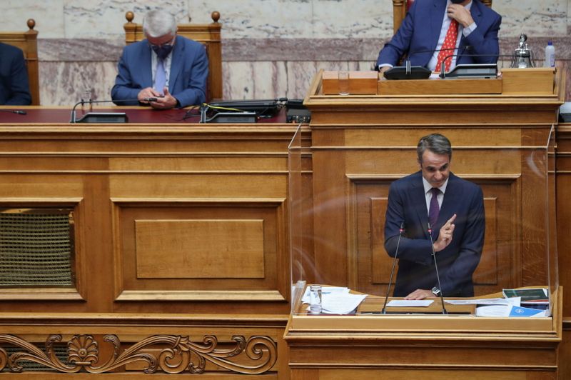 &copy; Reuters. رئيس وزراء اليونان كيرياكوس ميتسوتاكيس يلقي كلمة أمام البرلمان في أثينا يوم الأربعاء. صورة لرويترز.