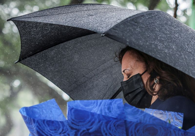 &copy; Reuters. U.S. Vice President Kamala Harris lays flowers at the Senator John McCain's memorial site, where his Navy aircraft was shot down by the North Vietnamese, on the three-year anniversary of his death, in Hanoi, Vietnam, August, 25, 2021. REUTERS/Evelyn Hocks