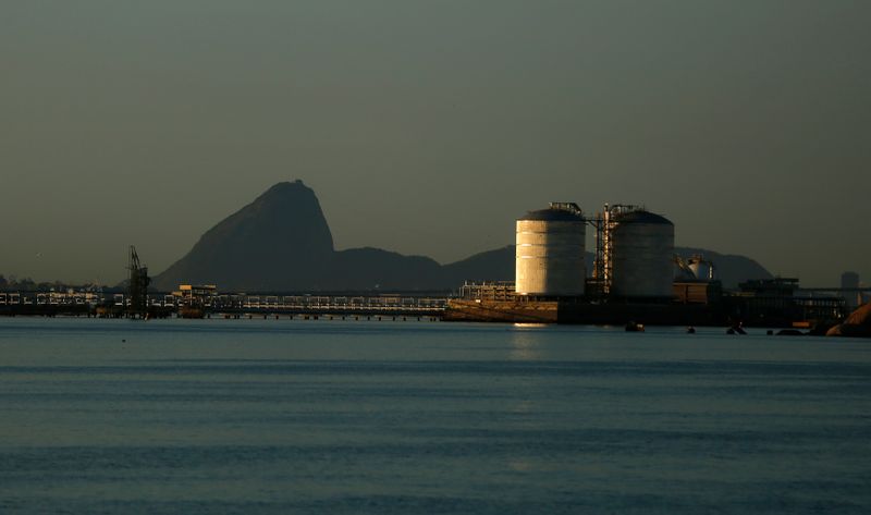 &copy; Reuters. Tanques para armazenamento de gás natural na Baía de Guanabara, Rio de Janeiro 
19/11/2014
REUTERS/Pilar Olivares