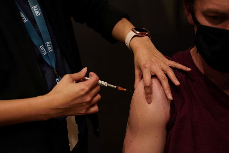 &copy; Reuters. Enfermeira aplica dose de vacina da AstraZeneca contra Covid-19 em paciente em Sydney
25/08/2021 REUTERS/Loren Elliott