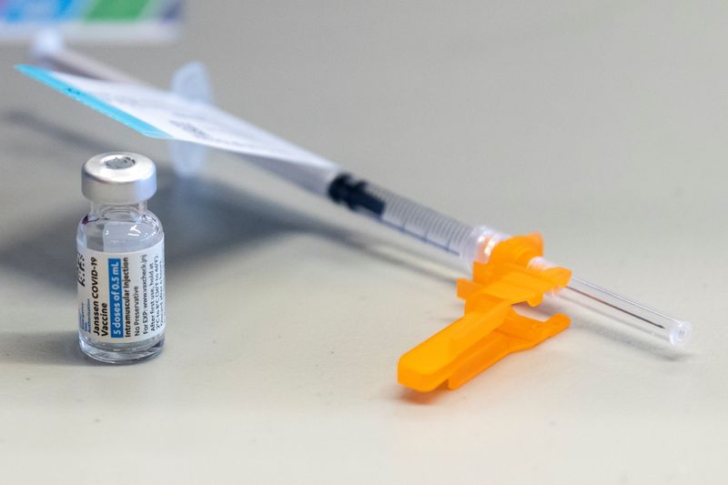 &copy; Reuters. Frasco com vacina da Johnson & Johnson contra Covid-19 em Columbus, no Estado norte-americano de Ohio
02/03/2021 REUTERS/Gaelen Morse