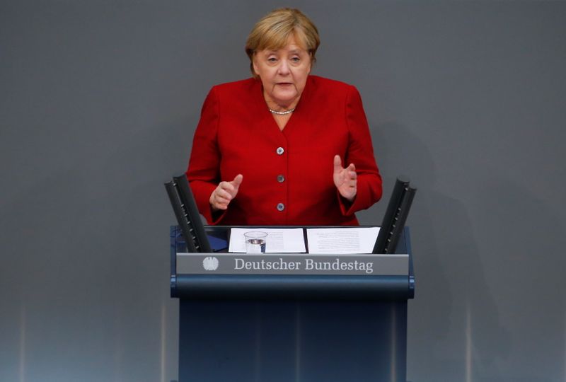 &copy; Reuters. المستشارة الألمانية آنجيلا ميركل تلقي كلمة أمام البرلمان في برلين يوم الأربعاء. صورة لرويترز.