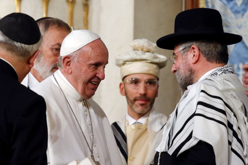 © Reuters. FOTO DE ARCHIVO: El Papa Francisco es saludado a su llegada a la Gran Sinagoga de Roma, Italia, 17 de enero de 2016. REUTERS/Alessandro Bianchi