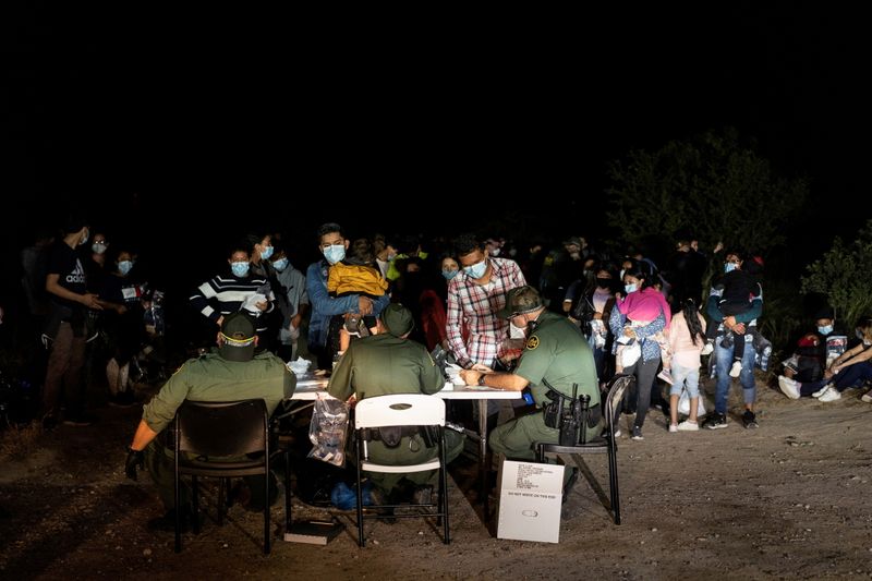 &copy; Reuters. FILE PHOTO: Asylum-seeking migrant families from Central America are processed by the U.S. Border Patrol agents after crossing the Rio Grande river into the United States from Mexico in Roma, Texas, U.S., July 30, 2021. REUTERS/Go Nakamura