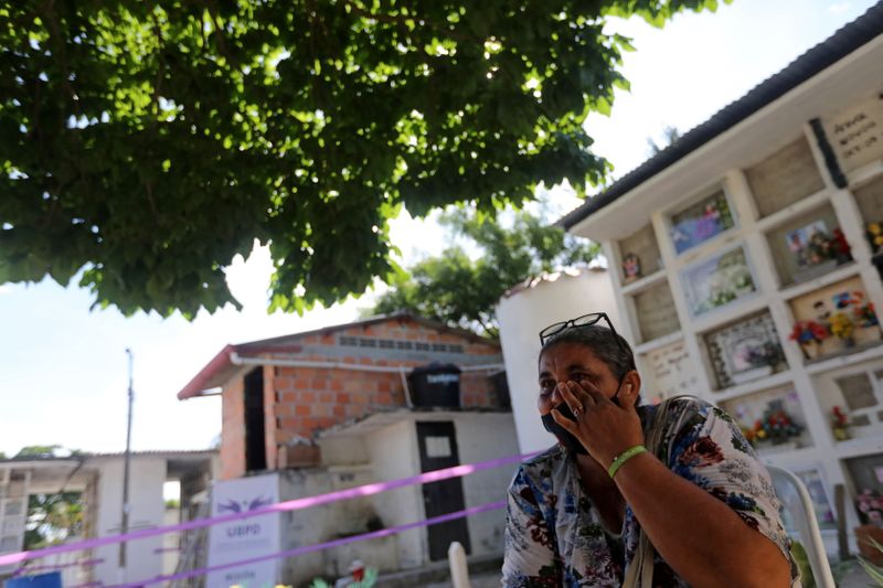 &copy; Reuters. Gloria Inés Uruena, madre de José Andrés López, desaparecido desde 2001, reacciona durante una entrevista con Reuters en el cementerio de La Dorada, Colombia, el 8 de julio de 2021. REUTERS/Luisa González