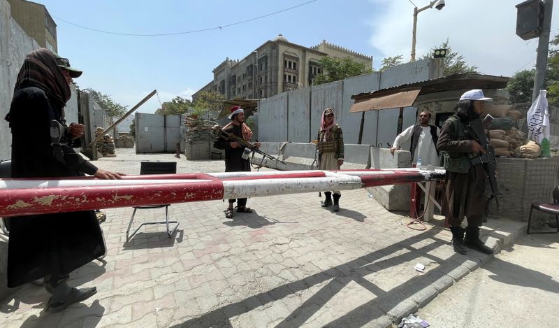 &copy; Reuters. Talebani a guardia di un posto di blocco a Kabul. 17 agosto 2021. REUTERS/Stringer