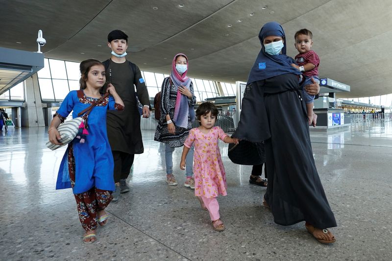 &copy; Reuters. Rifugiati afghani arriano all'aereoporto di Dulles in Virginia. 25 agosto 2021. REUTERS/Kevin Lamarque