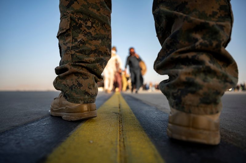 &copy; Reuters. قوات أمريكية تشرف على عمليات الإجلاء في مطار كابول يوم 24 أغسطس آب 2021. صورة حصلت عليها رويترز من طرف ثالث