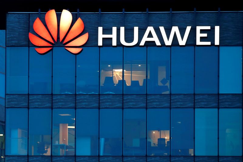 &copy; Reuters. Logotipo da Huawei em frente a unidade da companhia.  17/2/2021. REUTERS/Gonzalo Fuentes