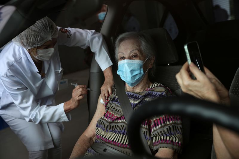 &copy; Reuters. Norma Amuso, de 90 anos, recebe dose da vacina contra a Covid-19 no estádio do Pacaembu, em São Paulo, Brasil
08/02/2021 REUTERS/Amanda Perobelli