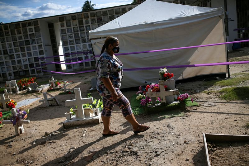 &copy; Reuters. Gloria Inés Urueña, mãe de José Andrés, desaparecido desde 2001, caminha pelo cemitério La Dorada após uma entrevista à Reuters em La Dorada, Colômbia
08/07/2021 REUTERS/Luisa Gonzalez