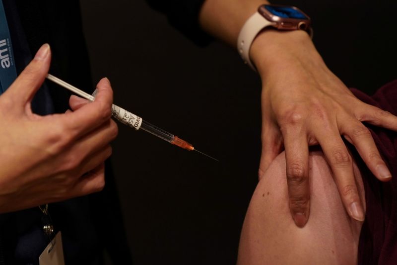 &copy; Reuters. Pessoa recebe dose da vacina contra a Covid-19 da AstraZeneca em Sydney, Austrália
25/08/2021 REUTERS/Loren Elliott