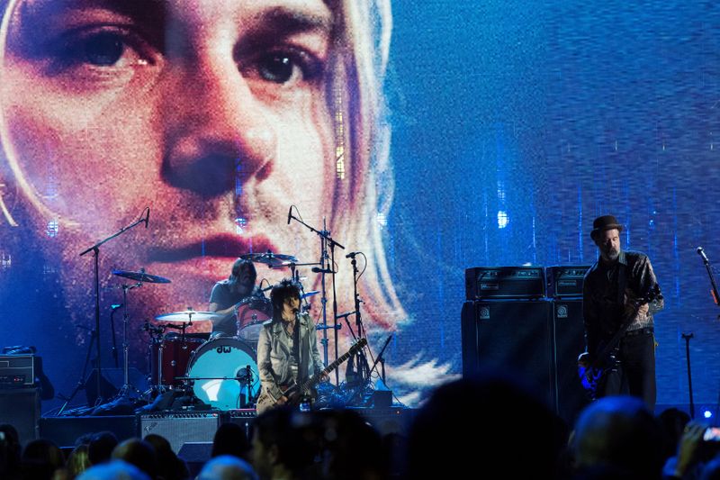 &copy; Reuters. Membros remanescentes do Nirvana fazem performance com Joan Jett 
11/04/2014
REUTERS/Lucas Jackson