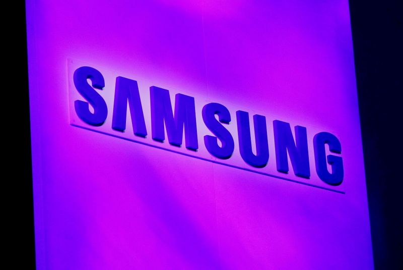 &copy; Reuters. FILE PHOTO: The company logo is displayed at the Samsung news conference at the Consumer Electronics Show (CES) in Las Vegas January 7, 2013. REUTERS/Rick Wilking/File Photo